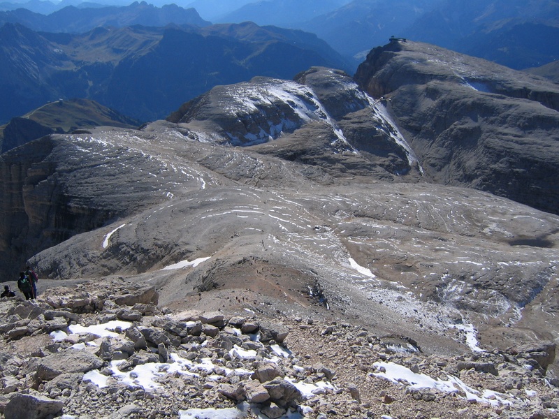 Blick vom Gipfel auf den viel begangenen Abstiegsweg zur Forc. Pordoi und Pordoi-Bergstation.