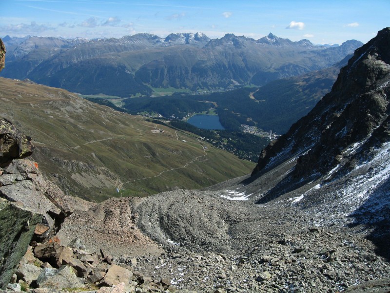 Blick von der Albana scharte nach Osten hinab auf St. Moritz und unserem sp&auml;teren Abstieg.