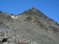 Der Aufstieg erfolgt zuerst gerade bis zum &#8222;festen&#8220; Felsen dann nach rechts zum Grat und dort hinauf zum Gipfel.