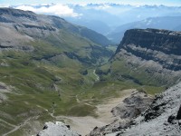 Blick vom Piz Dolf ins Val Sax. Ganz hinten ist die Bernina Gruppe erkennbar.