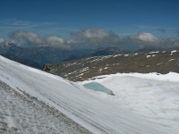 Ein Eissee auf der Einsattelung zwischen Piz Segnas und Piz Sardona.