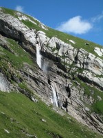 Hier der Wasserfall des Gletscherbaches vom Segnasgletscher der sich schon tief in den Kalkfels eingeschnitten hat.