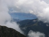 Endlich lichten sich wieder die tief schwebenden Wolken und geben ersten kleinen Blick auf den Lage Maggiore.