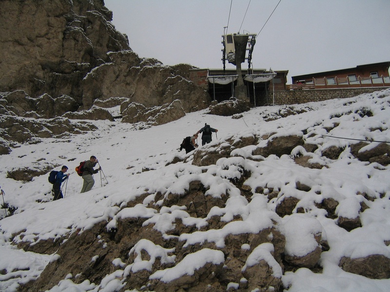 Kurz vor dem Erreichen der Bergstation in der Langkofelscharte.