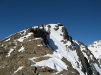 Die letzten Meter hinauf zum Gipfel geht es unschwierig &uuml;ber diesen wenig ausgesetzten Grat.