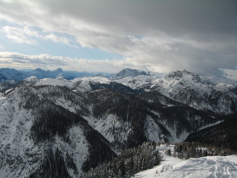 Beim Aufstieg &uuml;ber den langen R&uuml;cken genie&szlig;t man den Blick in den S&uuml;den zu den Julischen Alpen.