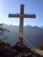 Das gro&szlig;e Gipfelkreuz am Punta Polse 1450m.