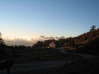 Erste Sonnenstrahlen erreichen die Alpe Pioda w&auml;hrend wir noch beim Fr&uuml;hst&uuml;ck sind.