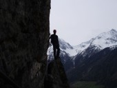 Ringsherum noch die schneebedeckten Berge.