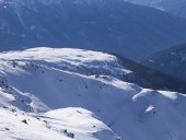 Blick hinab zum tiefer gelegenen Gipfelkreuz.