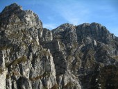 Wieder ein Blick hinauf zum Gipfelkreuz des Monte Serrada.