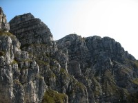 Blick hin&uuml;ber zum m&auml;chtigen Gipfelkreuz des Monte Serrada