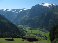 Blick von der Alpe Bord nach S&uuml;den auf Oberberg und dahinter der m&auml;chtige Titlis.