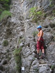Anna beim Einstieg in den Klettersteig. Erster Abschnitt: Salto dei Caprio