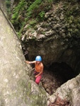 Anna im letzten Felsaufschwung vor der Grotta della Mariota