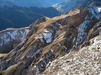 Blick vom Gipfel auf den Abstiegsweg der zuerst in einem Bogen S&uuml;dseitig zur&uuml;ck zur Tierser Alpl H&uuml;tte f&uuml;hrt.