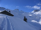 Kurz vor der Alpe Eggen mit Blick zur unteren Stafelalpe und dahinter die weite Einsattelung des Ruosalper Chulm.