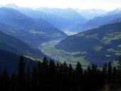 Kaum erreicht man die Waldgrenze hat man einen wunderbaren Blick ins hintere Zillertal mit dem Alpenhauptkamm im Hintergrund.