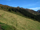 Blick vom Steinbergaste nach Osten zur Hocheggalm. Bildmitte der Dristenkopf. Witzig der Abstieg erfolgte dann durch den nahen Jungwald vor dem Dristenkopf gesehen.