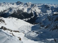 Blick vom Gipfel hinab in das Val Tschitta wo man aufsteigt.