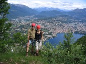 Eva und Ich beim Ausstieg aus dem Klettersteig. Im Hintergrund Lugano.