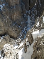 Schnee geht es weiter, die Klettersteigausr&uuml;stung weiterhin im Rucksack.