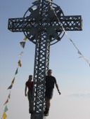 Anna und Ich am Gipfelkreuz des Sassariente 1768m.