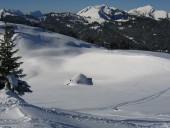 Tief verschneite Alpe auf Vorderselun.