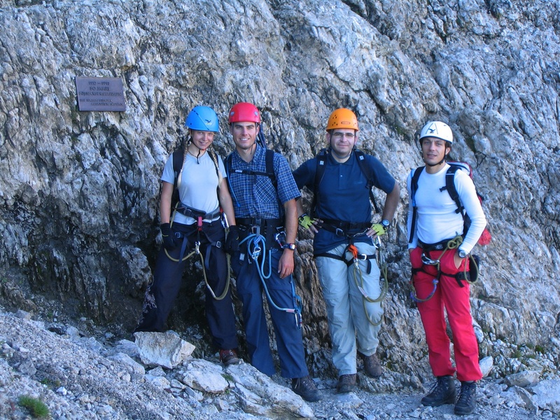 Anna, Ich, Robert und Volker beim Einstieg in den sensationellen Klettersteig.