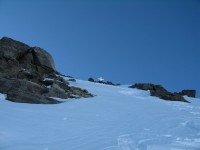 Blick aus der extrem steilen Nordostflanke zur&uuml;ck hinauf zum Gipfelkreuz. Es gibt kein zur&uuml;ck mehr.