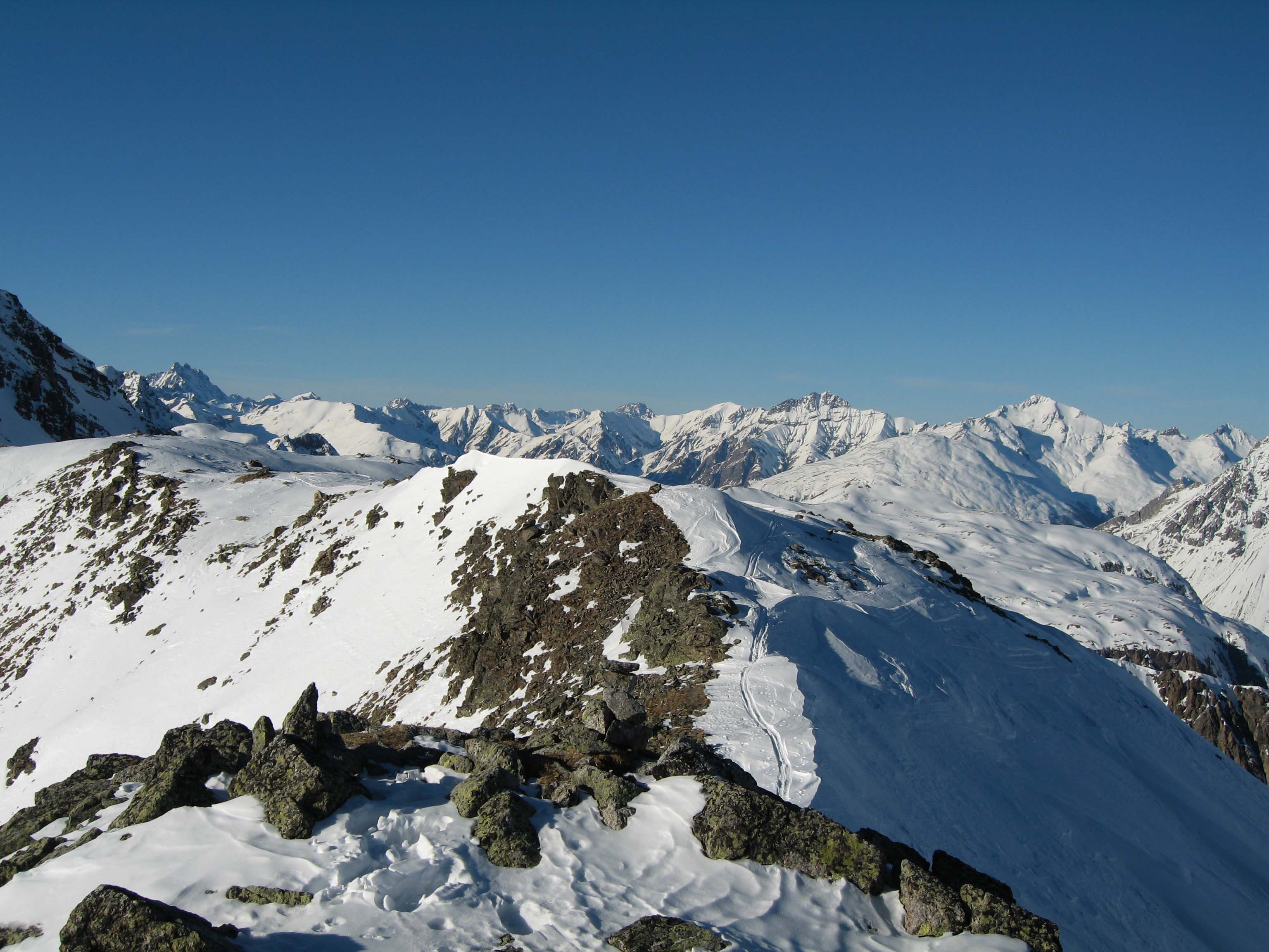 Blick nach Norden zur Verwallgruppe mit Fluchth&ouml;rner ganz links. Blick &uuml;ber die Samnaungruppe bis hin zu den Lechtaler Alpen.