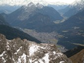 Wunderbarer Tiefblick auf Mittenwald und dahinter die Arnspitze und rechts davon das Leutascher Tal.