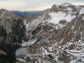 Blick auf die zugefrorenen Soiernseen und dahinter die markante Soiernspitz.