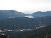 Blick vom Seinskopf nach Norden zum Walchensee, davor das Isartal.