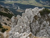 Blick auf den unschwierigen Zustieg zum Gipfelkreuz des Lausbergs.