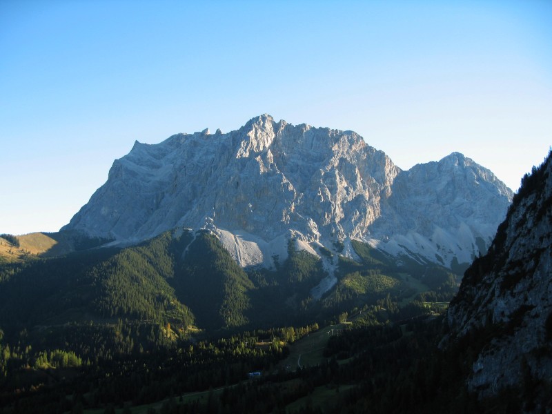 Blick vom Einstieg in den Seebener Klettersteig nach Norden zur Zugspitze.