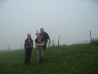 Christine, Doris und August beim Aufstieg im dichten Nebel.