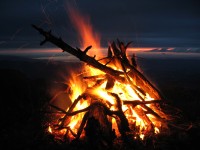 Trotz des nassen Holzes brennt es lichterloh.