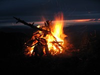 Trotz des nassen Holzes brennt es lichterloh.