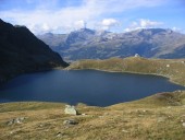 Ein letzter Blick auf den Lago di Emet mit der Rif. Bertacchi im Hintergrund.