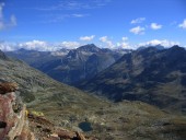 Blick vom Gipfel Richtung Nordosten durch das Val Niemet ins Val Ferrera, dahinter der Piz Grisch.