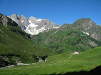 Kurz nach der Batzenalpe zur&uuml;ck auf die Alpe und dahinter Butzenspitze, Braunarlspitze und Hochberg
