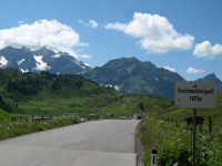 Am Hochtannbergpass, mit Blick auf den Singletrail Richtung K&ouml;rbersee.