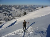 Anna beim Aufstieg, im Hintergrund Ebnat-Kappl und Wattwil