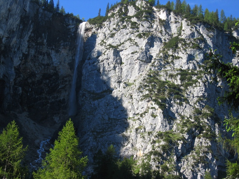 Blick zum Seebener Klettersteig, der im unteren Abschnitt noch im Schatten liegt.