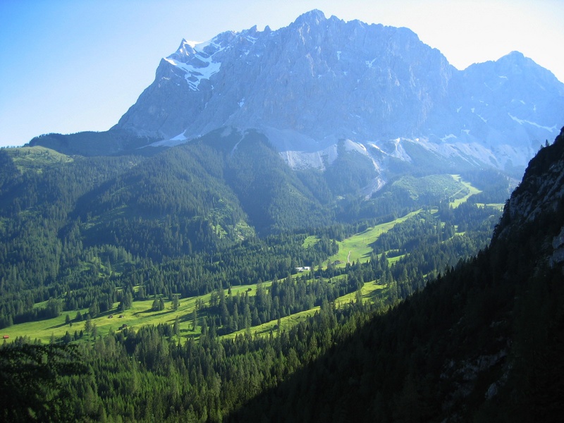 Blick vom Einstieg zum Klettersteig nach Norden zur Ehrwalder Alm und dahinter Schneefernerkopf und das gesamte Zugspitzmassiv.