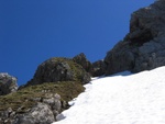 Der letzte Zipfel des Schneefeldes, im Hintergrund bereits das Gipfelkreuz erkennbar.