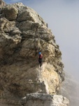 Anna auf der ersten Leiter am Klettersteig