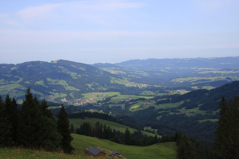 Der Wunderbare Blick von der Bergstation des Schiliftes in den Vorderen Bregenzerwald.