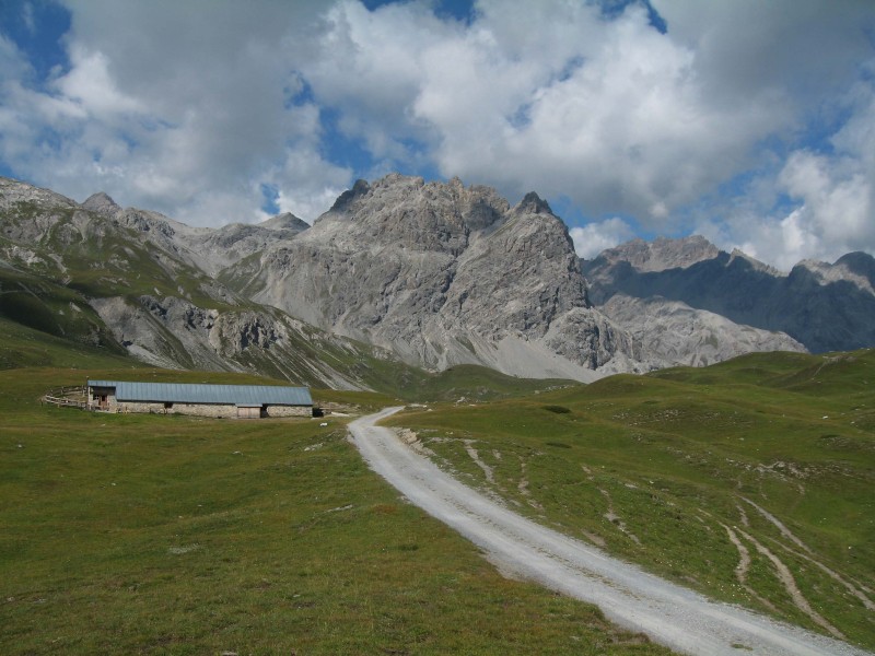 Super Landschaft. Hier die Alpe Radond. Dahinter der Piz Pala Gronda.